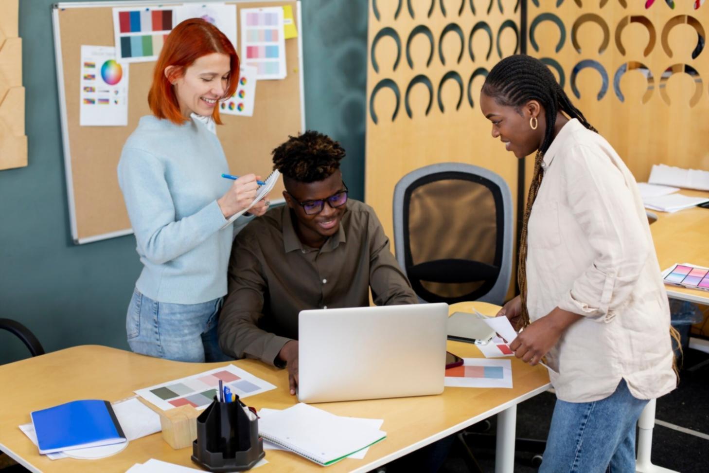 Espace de travail avec documents financiers et ordinateur portable